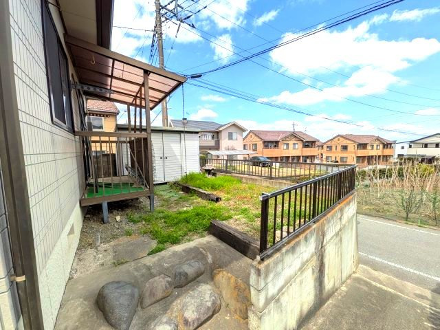 小さいながらもお庭があります。バルコニーは屋根付で雨の日のお洗濯も安心です。
