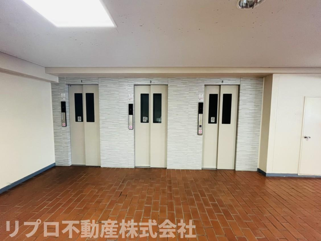 エレベーターは3基あります