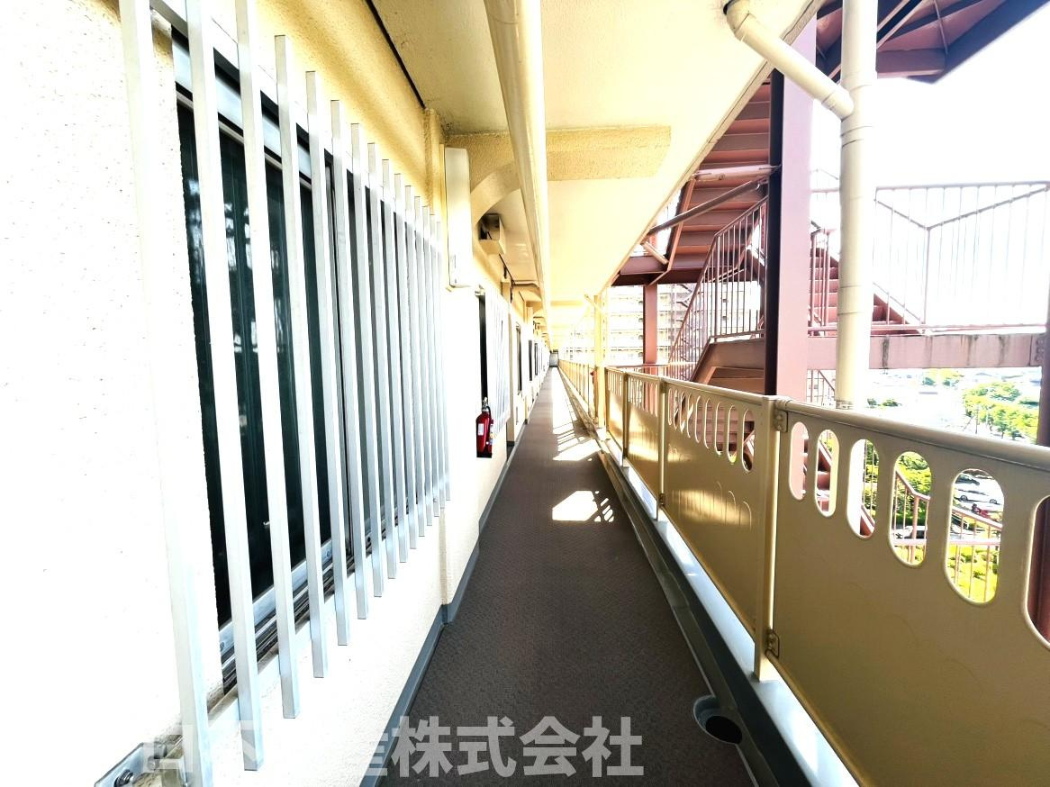 玄関外から見た廊下となります