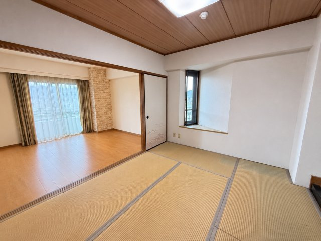 落ち着いた雰囲気が魅力の和室は、畳ならではの温かみを感じられる癒しの空間です。LDKと隣接しているため、お子様の遊び場や来客用スペースなど、多目的に活用しやすい点も魅力となっています。