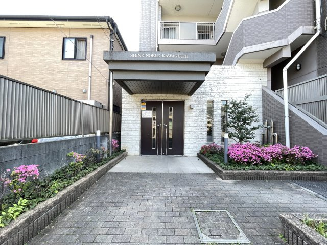 マンションの顔でもある、高級感漂うエントランス。　