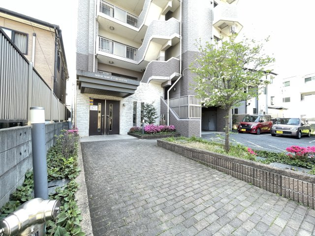 マンションの顔でもある、高級感漂うエントランス。　