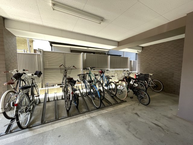 屋根付きの駐輪場で、サビや汚れの心配も不要。　