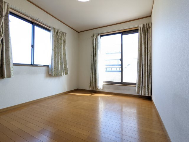 南向きで明るいお部屋となっており、ダブルベッドも置けるのでご夫婦の寝室にピッタリです。バルコニーにもそのまま出れるので布団干しも楽々です。