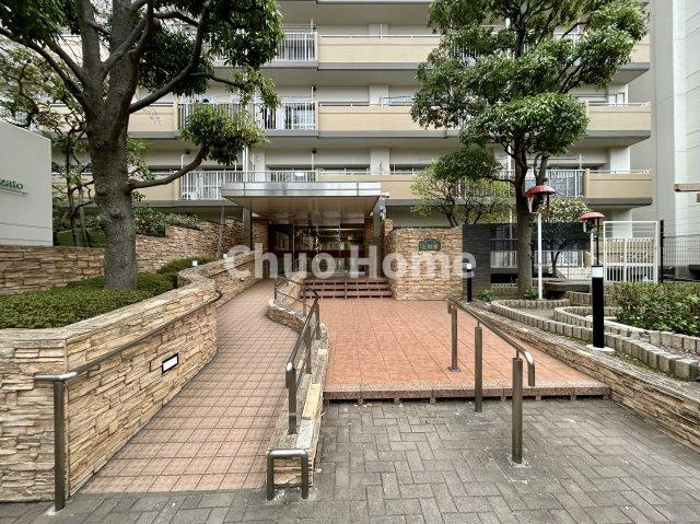 【エントランス】マンションのエントランスは、その物件の印象を決める、顔とも言える場所です。毎日通る場所ですからきれいなのが一番です。