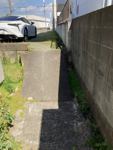 敷地内は傾斜（坂）あり。接道幅を活かした設計が可能です