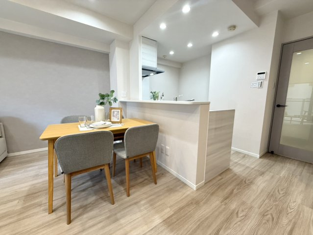 料理を囲み、家族との会話を楽しめるダイニングスペース。心豊かな時間を育む空間です。