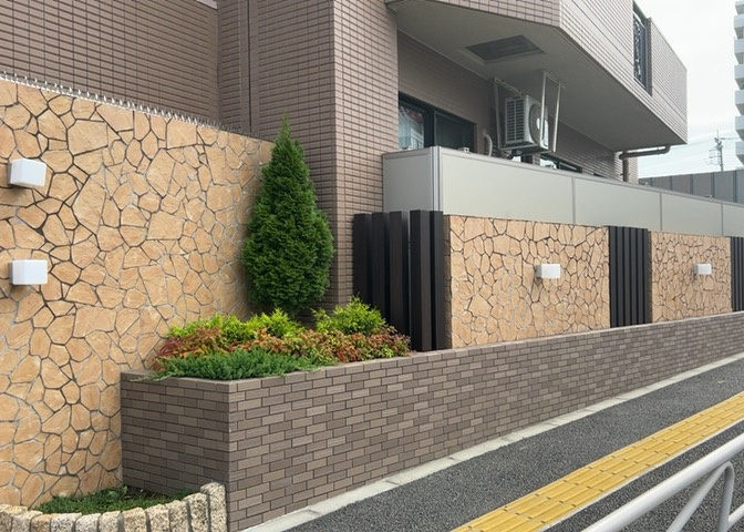 物件によっては、入居者が個人的に使用できる専用庭がついているものもあります。また、住宅の中にある土間の部分を庭と呼ぶこともあります。庭の用途は住む人によって変わり、それによってデザインもさまざまです。