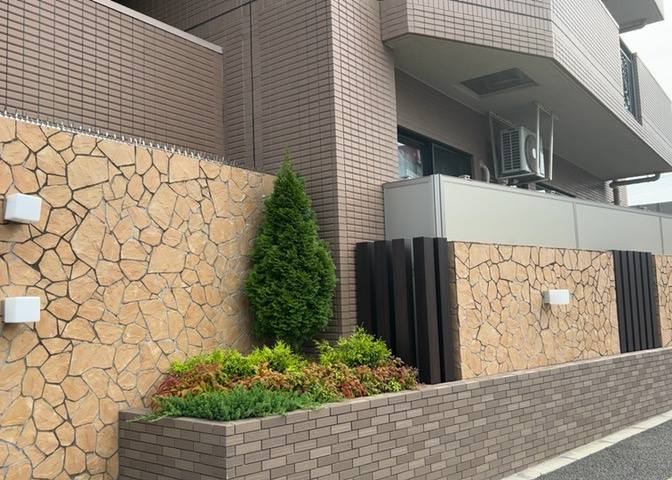 中庭（パティオ）とは、一つの建築物の内部に設けられた、壁などで囲われている庭のことを指します。コの字型、ロの字型が主流ですが、L字型の中庭もあります。最近では、インテリア性の高さからも人気があります。
