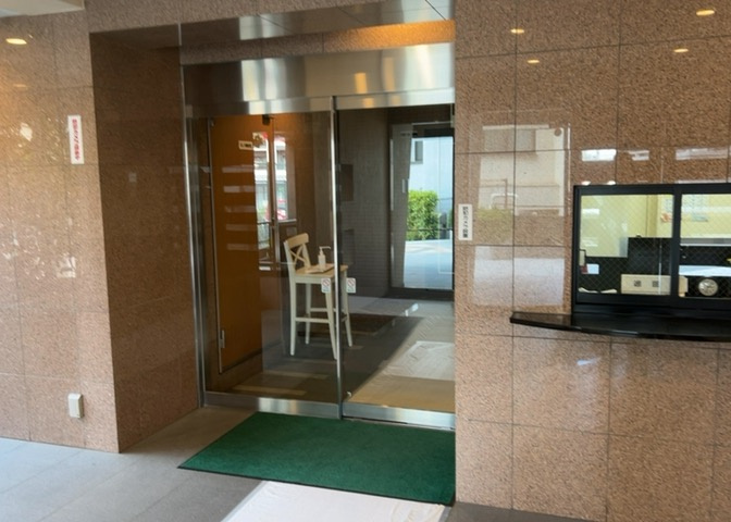 マンションのエントランスには、もともと風よけや防犯の役割がありますが、マンションによって宅配ボックスなどの設備が備わっている所もあります。日々の生活をイメージしながら生活しやすさをチェックしましょう。