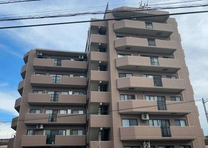 眺望の良さを楽しめるダイニングキッチンで家族団らんの時間を過ごしてはいかがでしょうか。バルコニーから見える景色を家族で眺める時間は、時間が経つのを忘れてしまいそうですね。是非、現地を見に行きましょう！