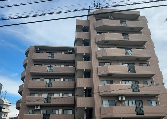 道幅が広い場所は日当たりや風通が良好です。幅が広いのですれ違いも可能ですし大きな車でも駐車可能！一方で、大型車が通ることも多くなるため交通量の増加により騒音に繋がります。また土地の値段が高くなります。