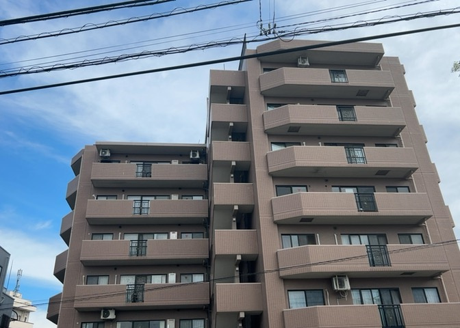 ＲＣ造、Reinforced　Concreteは直訳すると補強されたコンクリートです。主に柱や梁・床・壁が鉄筋とコンクリートで構成おり、鉄筋を組んだ型枠にコンクリートを流し込んで固めたものを指します。