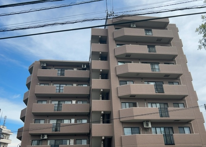 ＳＲＣ造は強度や耐震性の面でもRC造と比べて優れています。そのため、10階建以上の高層または超高層マンションなどの建築にも多く採用されています。柱や梁などのサイズが小さくても高い耐震性を確保できます。