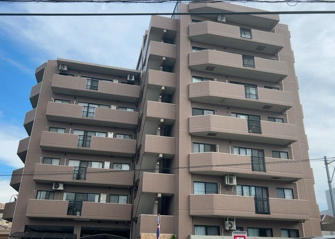 外観はマンション管理がされているかの目安になります。築年数が古いと、壁面は劣化してひび割れが生じることも！建物が古びていても細かいところが修繕されていると、きちんと管理されているなぁと感じるでしょう。