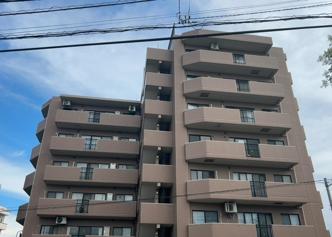 一般的なバルコニーは、奥行1.5ｍ程ですが、ワイルドバルコニーは2ｍまで広がっています。そのため洗濯物の間隔をあけ干すことができ、乾きやすいというメリットや、ガーデニングが楽しめる等の特徴があります。