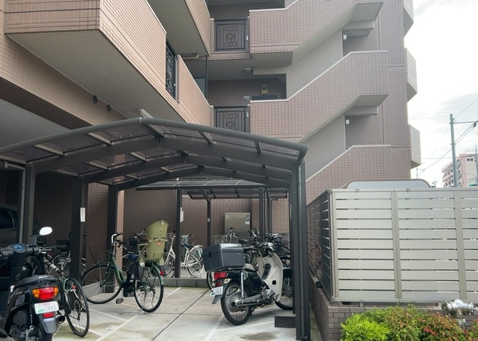 車一台あたりに必要なスペースは、標準サイズの普通自動車で横幅2m50cm、長さ5mは必要になります。ただし、乗降のことも考慮して横幅3m30cm、長さ5m50cmほどは確保できるところを選びましょう。