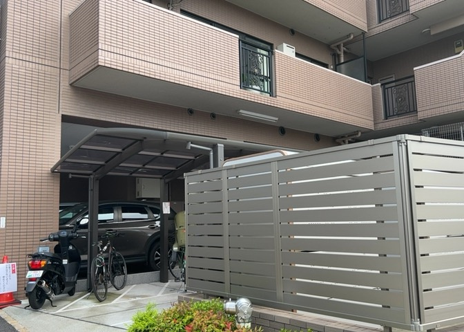 駐車場と明記されていても、最小スペースでつくられた駐車場だと大型車は駐車できなかったり、出入りしにくくなったりする可能性があります。お車のサイズと購入したい物件の駐車場のサイズを現地で確認しましょう。