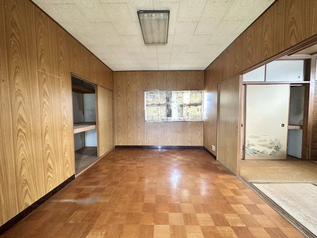 2階にある6帖の洋室です。落ち着いてシックなクロスで、主寝室としてお使いいただけます。壁一面収納になっており、扉は美しい木目調。まるで隠れ家のような素敵な室内空間となっています。