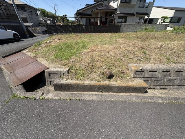 駐車スペースや玄関位置の計画がしやすい形状です。高低差を活かした設計も可能で、外構計画の自由度が高い点も魅力。前面道路との接道も良好で、日常の出入りがスムーズに行える住環境となっています。