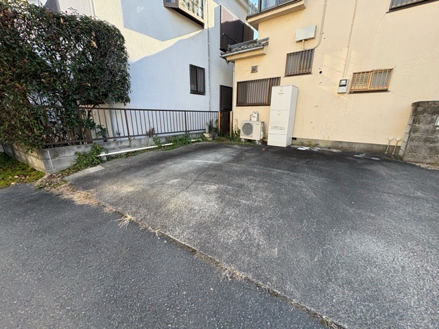 土地を買う際、住む地域の自治体や福祉の補助制度にも注目してみましょう。子供や老人の医療補助やゴミ出しのルールなど、自治体によってルールに大きな違いがあるため、暮らしやすい土地で判断するとよいでしょう。