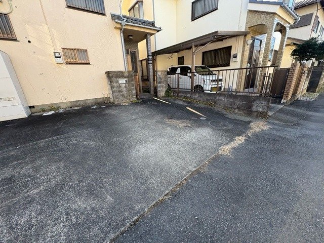土地の前の道路に消火栓が設置されていることがあります。この場合、道路交通法第45条第1項により、駐車禁止の場所が指定されています。そのため、車庫などの駐車スペースをつくることができない場合があります。