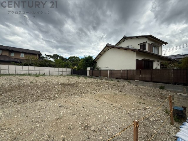 周辺は低層地域に指定された閑静な住宅街。