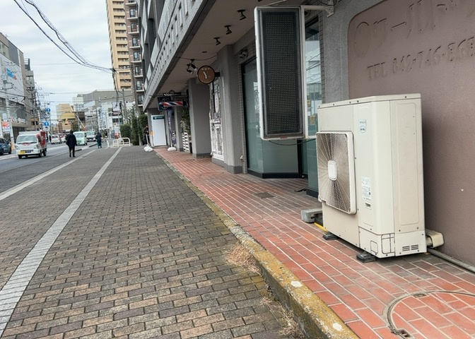 中庭（パティオ）とは、一つの建築物の内部に設けられた、壁などで囲われている庭のことを指します。コの字型、ロの字型が主流ですが、L字型の中庭もあります。最近では、インテリア性の高さからも人気があります。