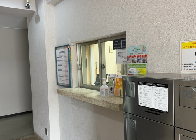 受付はマンションコンシェルジュがいる場合もあれば、管理人が滞在する小部屋を総称して呼ぶことがあります。主にエントランスに設置されていることから、防犯面でも期待ができます。防犯設備がない場合はより安心！