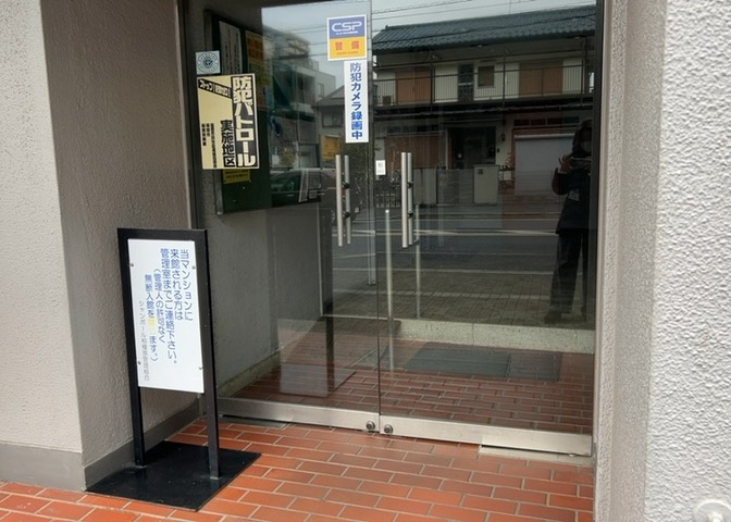 ロビーというと、エントランスと何がちがうの？と思いますよね。実はロビーとエントランスには明確な決まりはありません。物件によっては、エントランスを入って広がるある程度の広さのある空間がロビーとなります。