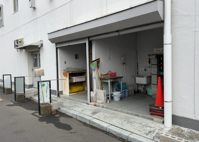共有部分は、住民なら誰もが使える設備のこと。例えば駐車場やエレベーター、インターネット設備、セキュリティ設備などがあります。他にも、マンションの廊下・外部階段やエントランス・ゴミ置き場などがあります。