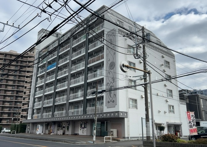 眺望の良さを楽しめるダイニングキッチンで家族団らんの時間を過ごしてはいかがでしょうか。バルコニーから見える景色を家族で眺める時間は、時間が経つのを忘れてしまいそうですね。是非、現地を見に行きましょう！