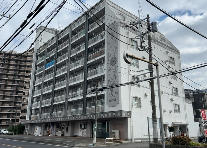 道幅が広い場所は日当たりや風通が良好です。幅が広いのですれ違いも可能ですし大きな車でも駐車可能！一方で、大型車が通ることも多くなるため交通量の増加により騒音に繋がります。また土地の値段が高くなります。