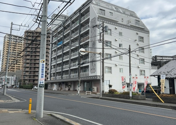 外観はマンション管理がされているかの目安になります。築年数が古いと、壁面は劣化してひび割れが生じることも！建物が古びていても細かいところが修繕されていると、きちんと管理されているなぁと感じるでしょう。