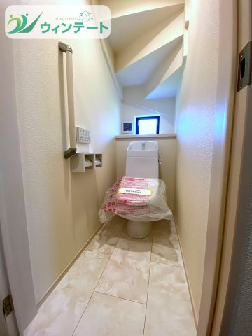 シンプルなデザインで圧迫感のないトイレ。換気もしやすく、いつでも快適な空間をキープできます。