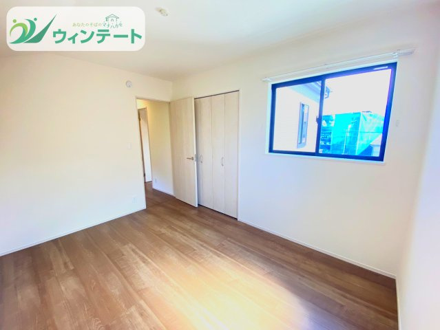 明るく風通しの良い2階洋室。寝室や子ども部屋としてはもちろん、在宅ワークスペースにも活用できる万能な空間です。