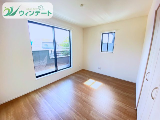 バルコニーに面した洋室は、開放感と明るさが魅力。読書やリモートワークにもぴったりの心地よい空間です。