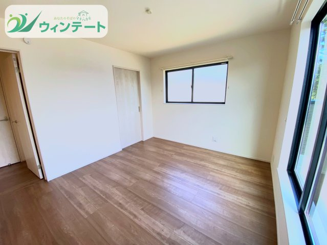 未就学のお子様の成長に合わせて使える広々洋室。落ち着いた空間で集中力が高まるかも！
