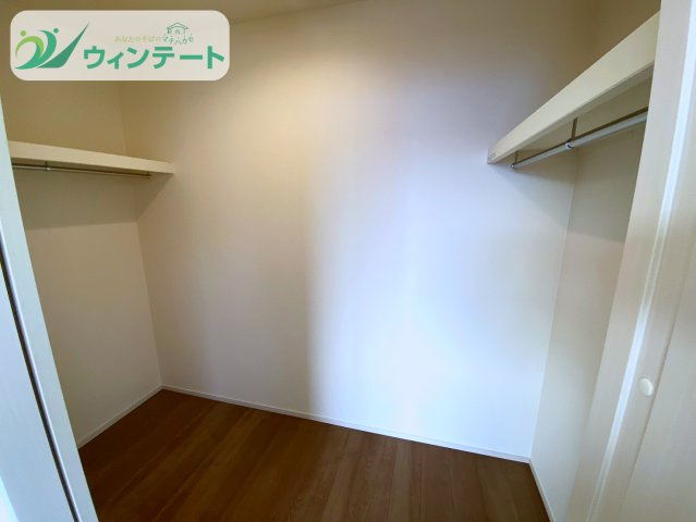 家族の衣類をまとめて収納できる広々WIC。片付けがしやすく、暮らしをスマートに整えます。
