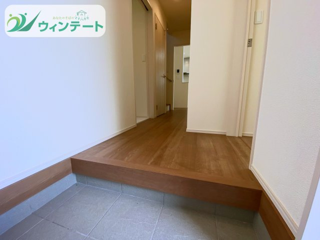 明るい玄関。家族や来客を気持ちよく迎えられる空間です。