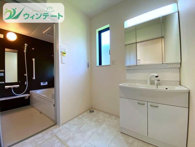 家族みんなが使いやすい広さの洗面台。収納スペースもたっぷりで、朝の身支度がスムーズに行えます。