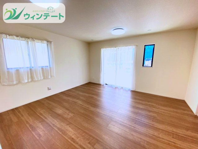 ナチュラルカラーで統一された落ち着いたLDK。対面キッチンで家族との距離がぐっと近づきます。