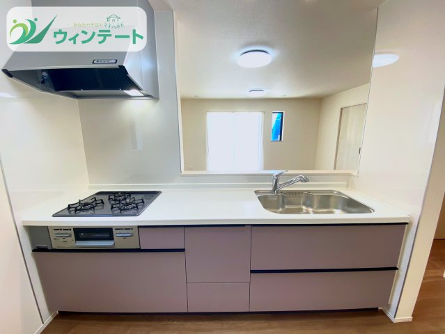 リビングとつながる対面キッチンは、家族の会話が弾む人気のスタイル。明るく清潔感のあるデザインです。