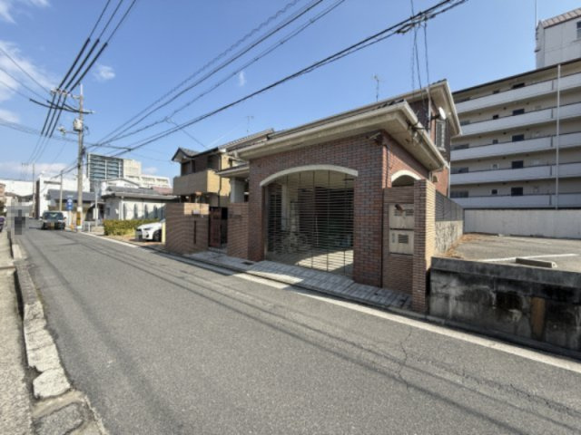 前面道路は幅員約5.2mあり、車同士の離合や駐車時の切り返しもしやすいゆとりを確保しています。お車の出入りや日々の生活動線もスムーズです。周辺は落ち着いた住宅街が広がり、住環境の良さも魅力の一つです。