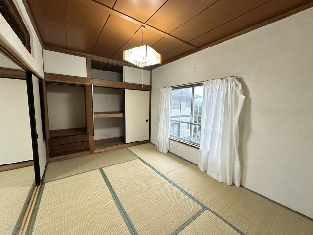 2階にある明るい光が差し込む6帖の和室です。隣の和室と繋げて広々とした空間としても使用可能。天袋付きの大型押し入れや引き出し収納もしっかり完備されており、寝室や子供部屋としても快適に使えます。
