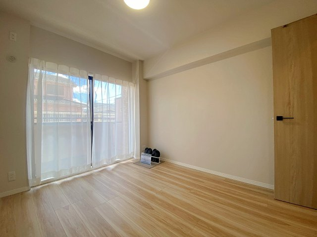 独立性の高い約5.6帖の洋室です。お子様のお部屋としてはもちろん、リモートワーク用のワークスペースにも最適。シンプルで使い勝手が良く、住む方のライフスタイルに合わせて自由にアレンジしていただけます。