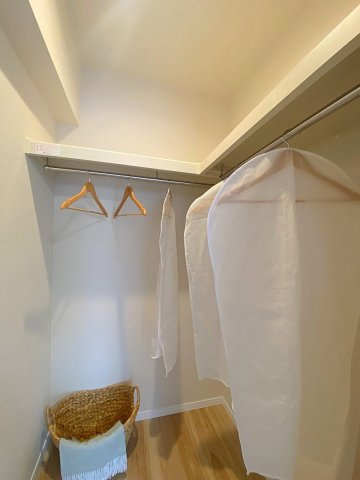 ゆったりとお過ごしいただける約6.1帖の洋室空間。主寝室として最適なゆとりがあり、大きなベッドも無理なく配置できます。明るい光が差し込み、毎日のプライベートな時間を落ち着いて過ごせるお部屋です。