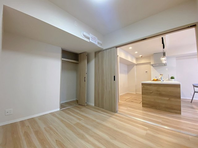 ゆったりとお過ごしいただける約6.1帖の洋室空間。主寝室として最適なゆとりがあり、大きなベッドも無理なく配置できます。明るい光が差し込み、毎日のプライベートな時間を落ち着いて過ごせるお部屋です。