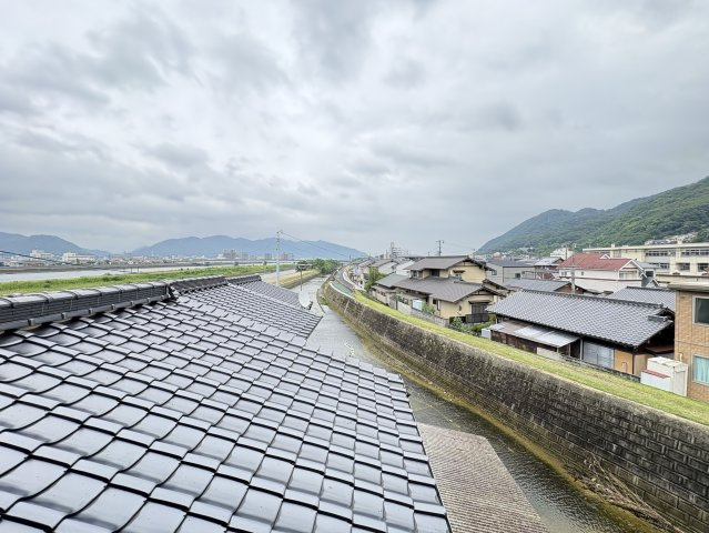 2階からの眺望は、目の前を流れる川と奥に広がる山々の景色が一望でき、心を癒してくれる自然美が魅力です。開放感にあふれ、四季折々の風景を楽しみながら、朝夕のひとときをゆったりと過ごせます。
