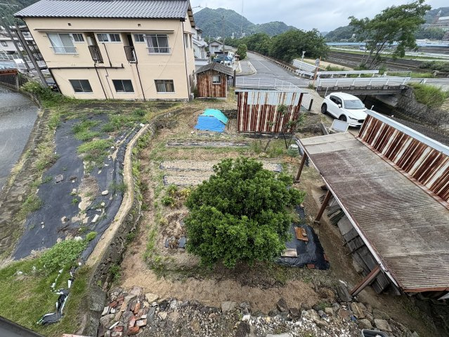 敷地内には菜園スペースや花壇に適した土地が広がり、家庭菜園やガーデニングを楽しみたい方にぴったり。道路側には駐車スペースとして使えるスペースも確保され、来客時にも安心です。